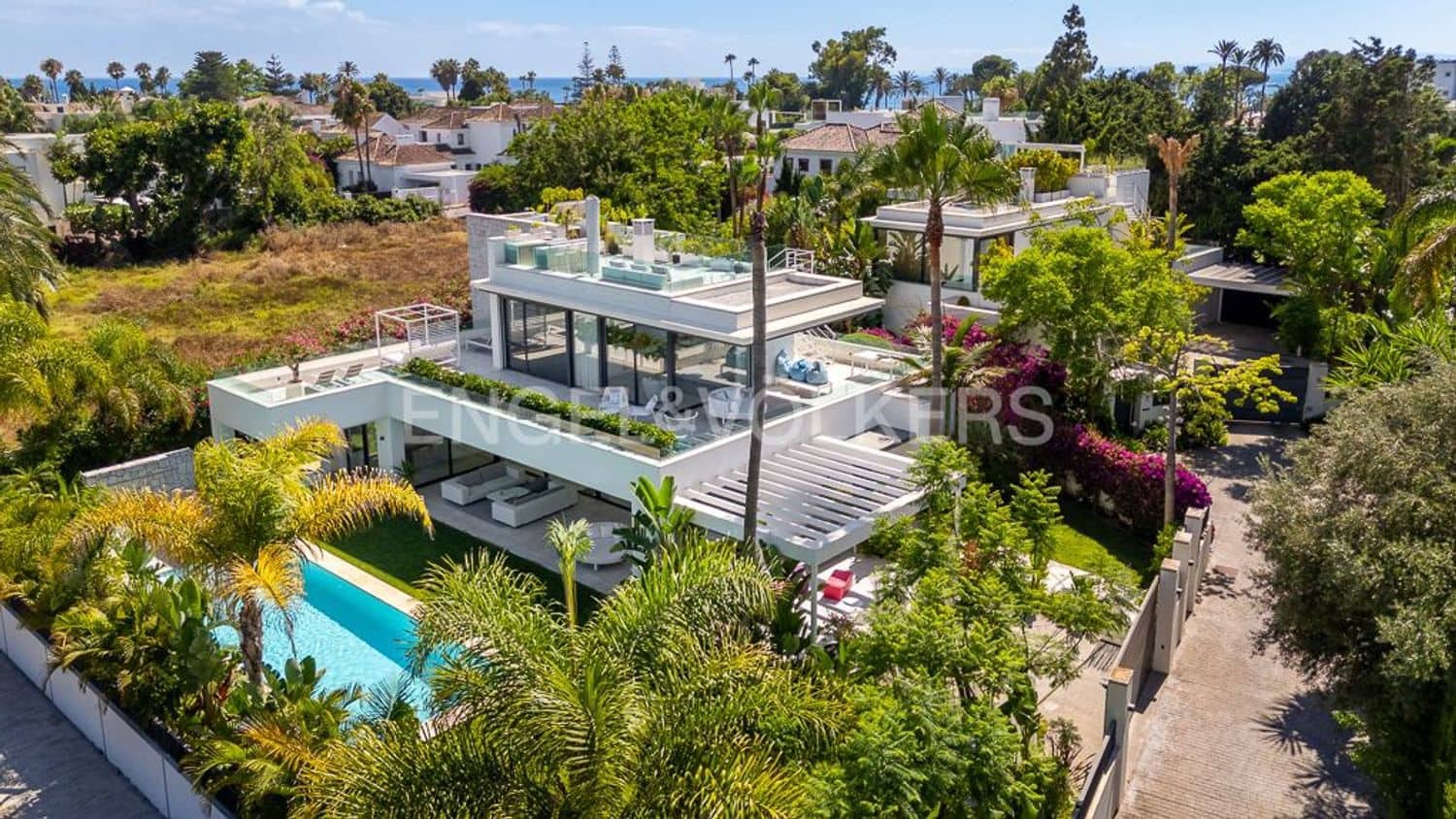 4 bedroom Villa for sale in Estepona with pool garage - € 4,490,000 (Ref: 9733549)