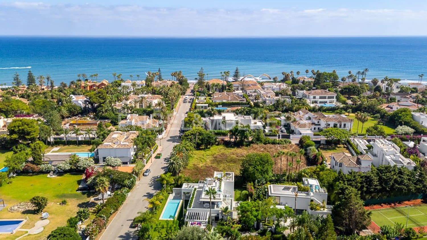 4 bedroom Villa for sale in Estepona with pool garage - € 4,490,000 (Ref: 9733549)