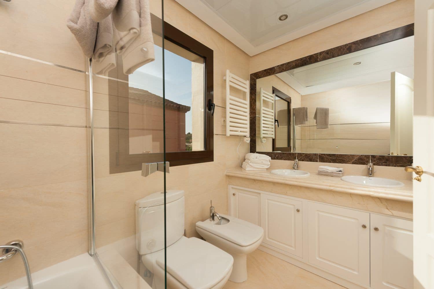 3 bedroom Villa for sale in Estepona with garage - € 977,500 (Ref: 9733550)