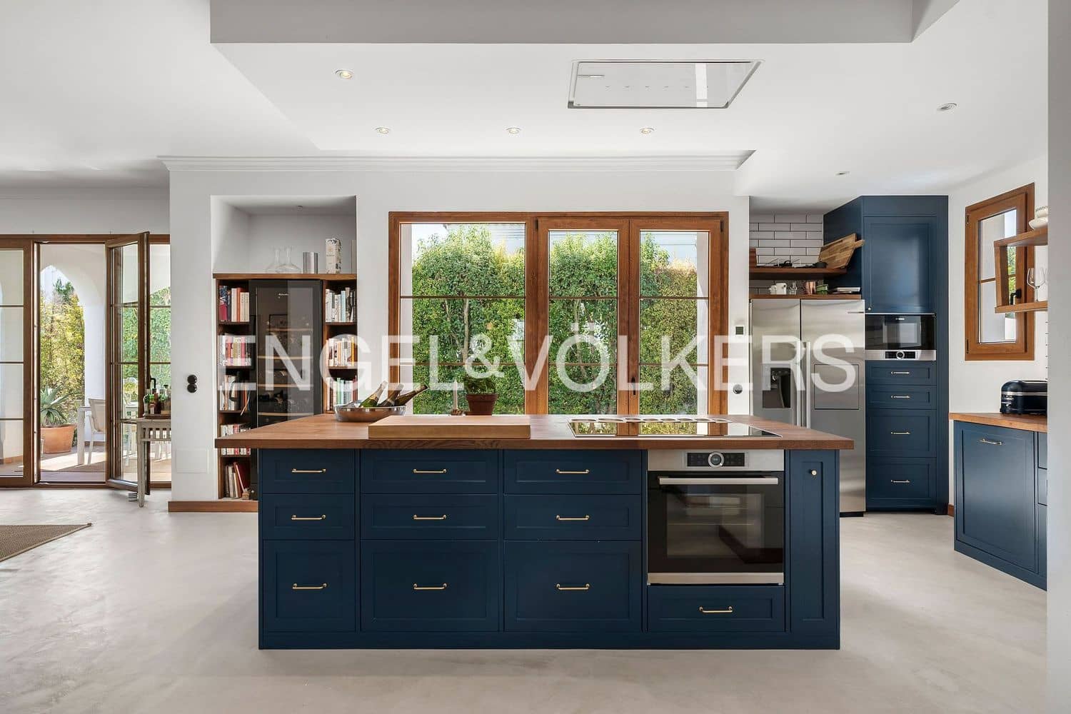 4 slaapkamer Villa te koop in New Golden Mile met zwembad garage - € 1.750.000 (Ref: 9733552)