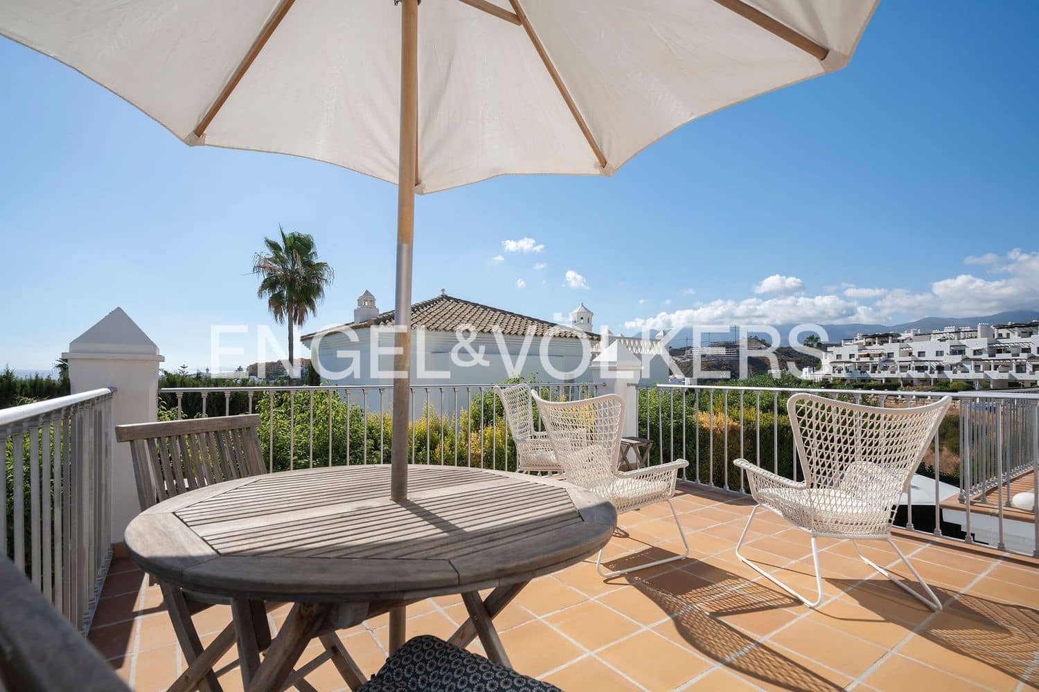 4 slaapkamer Villa te koop in New Golden Mile met zwembad garage - € 1.750.000 (Ref: 9733552)