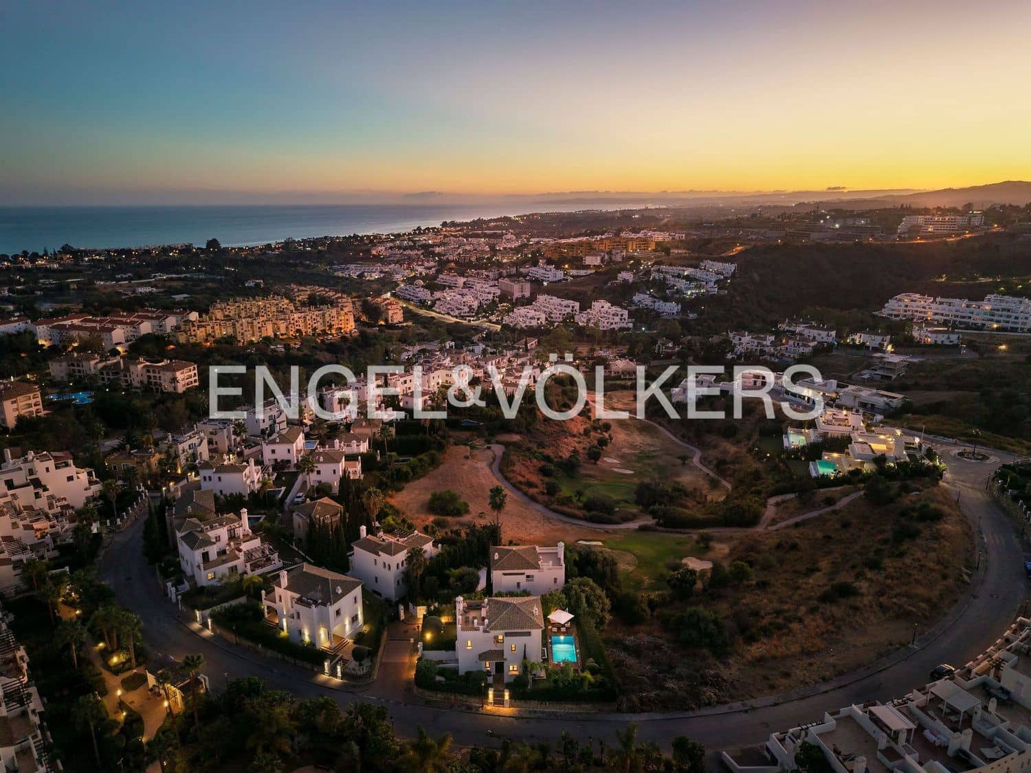 4 slaapkamer Villa te koop in New Golden Mile met zwembad garage - € 1.750.000 (Ref: 9733552)