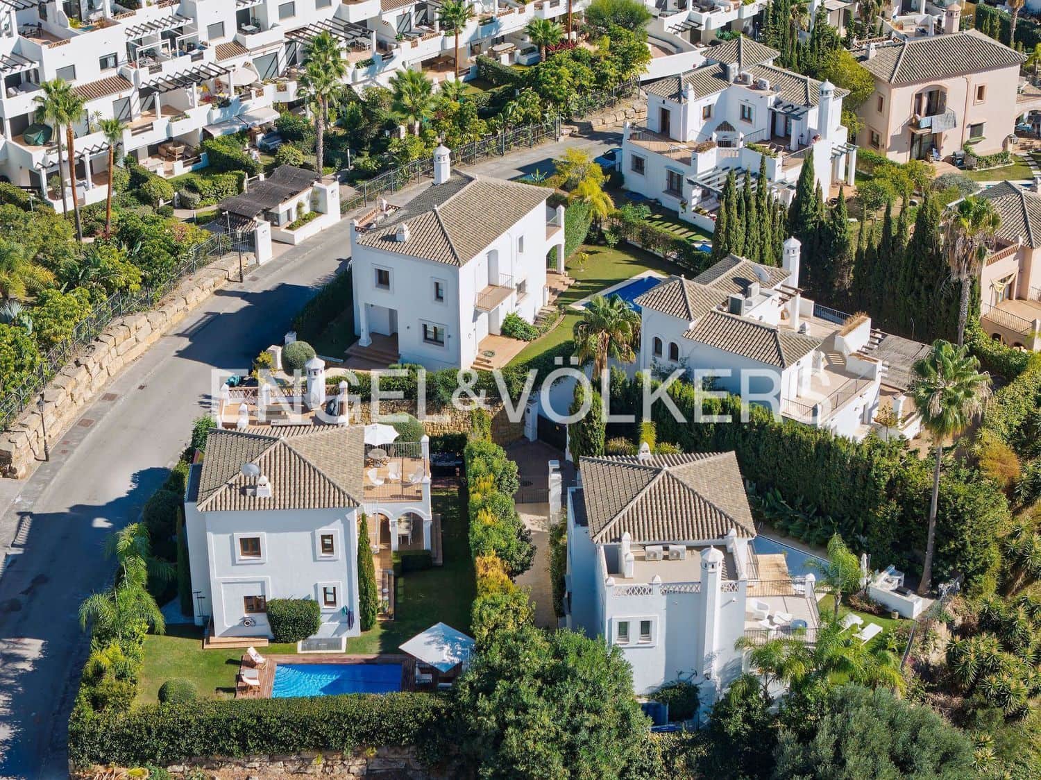 4 slaapkamer Villa te koop in New Golden Mile met zwembad garage - € 1.750.000 (Ref: 9733552)