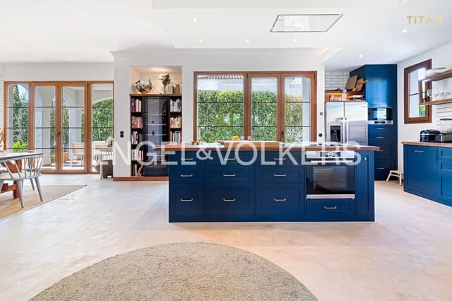 Chalet de 4 habitaciones en La Concha - Resina Golf, Estepona en venta con piscina garaje - 1.690.000 € (Ref: 9733552)