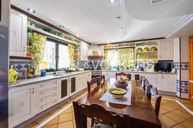 5 slaapkamer Villa te koop in Los Llanos, Estepona met zwembad garage - € 2.300.000 (Ref: 9733553)