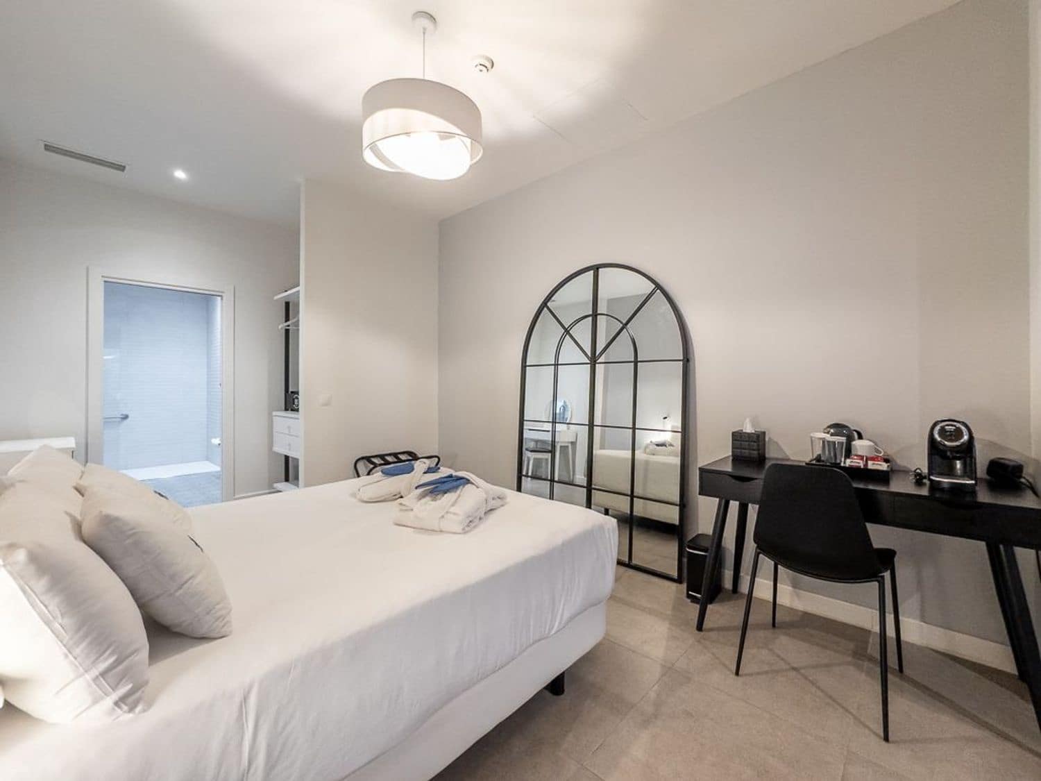 11 bedroom Hotel for sale in Estepona with garage - € 3,300,000 (Ref: 9733554)