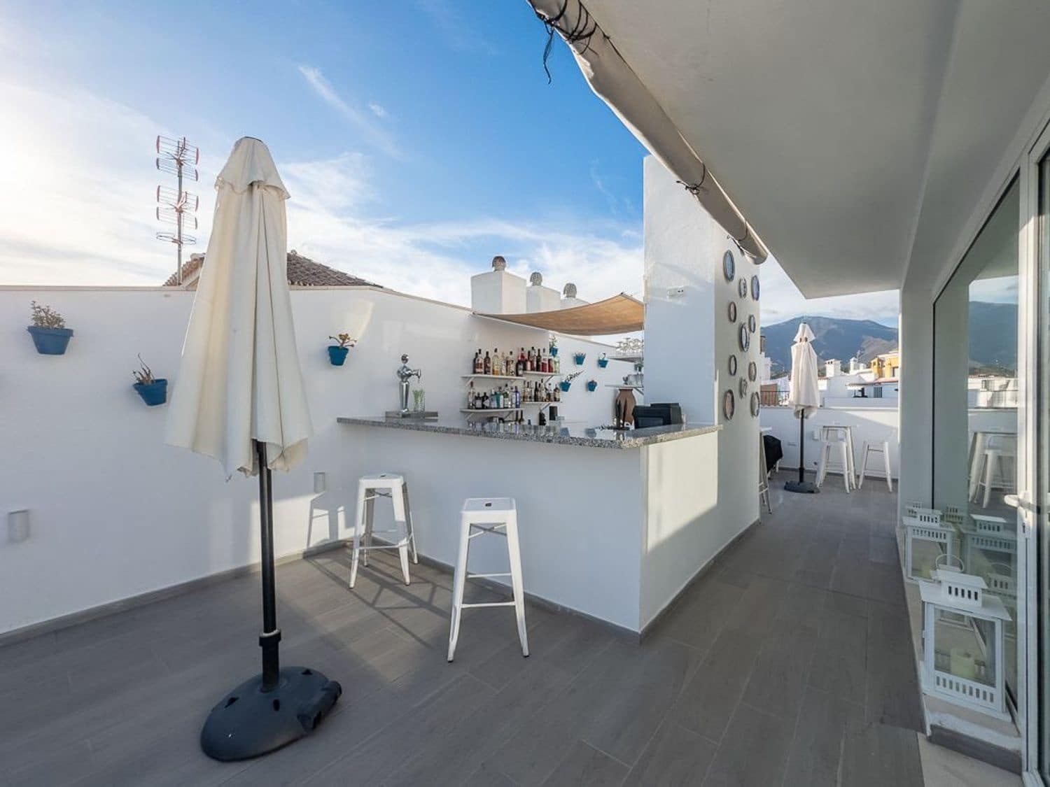 11 bedroom Hotel for sale in Estepona with garage - € 3,300,000 (Ref: 9733554)