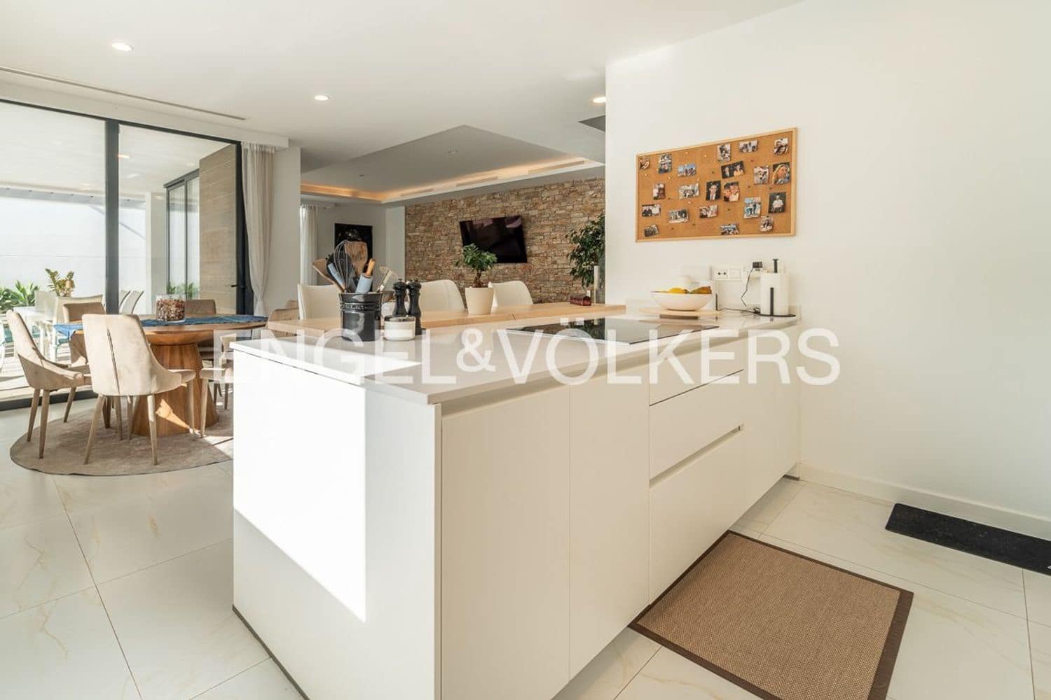 4 slaapkamer Villa te koop in New Golden Mile met zwembad garage - € 1.395.000 (Ref: 9733558)