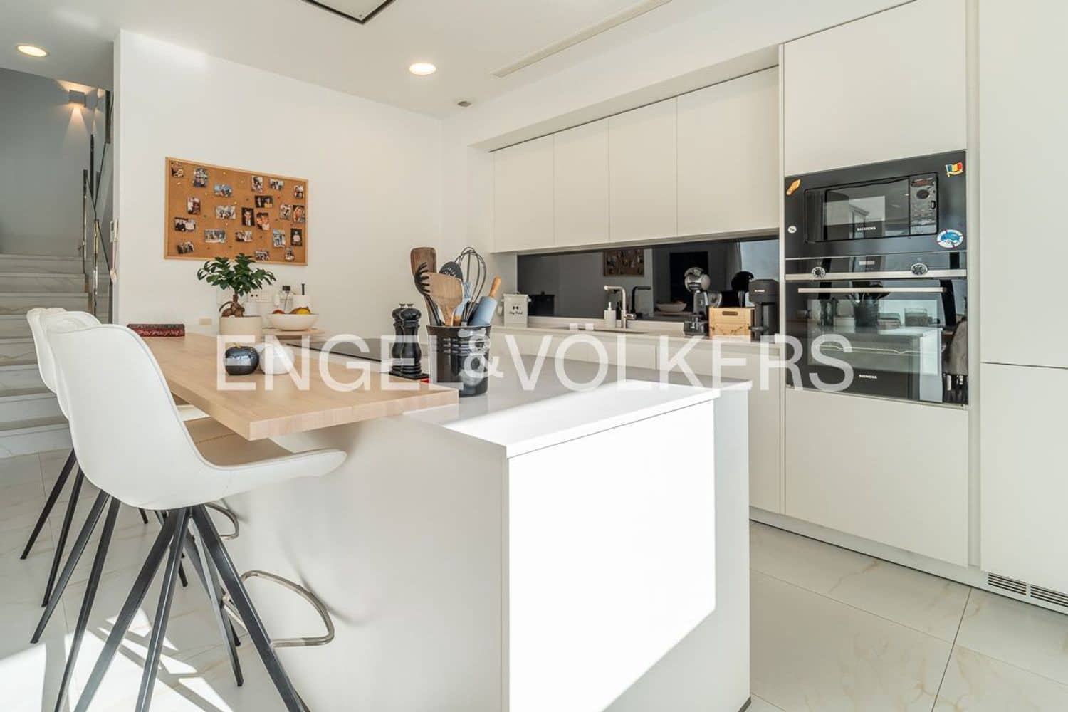 4 slaapkamer Villa te koop in New Golden Mile met zwembad garage - € 1.395.000 (Ref: 9733558)