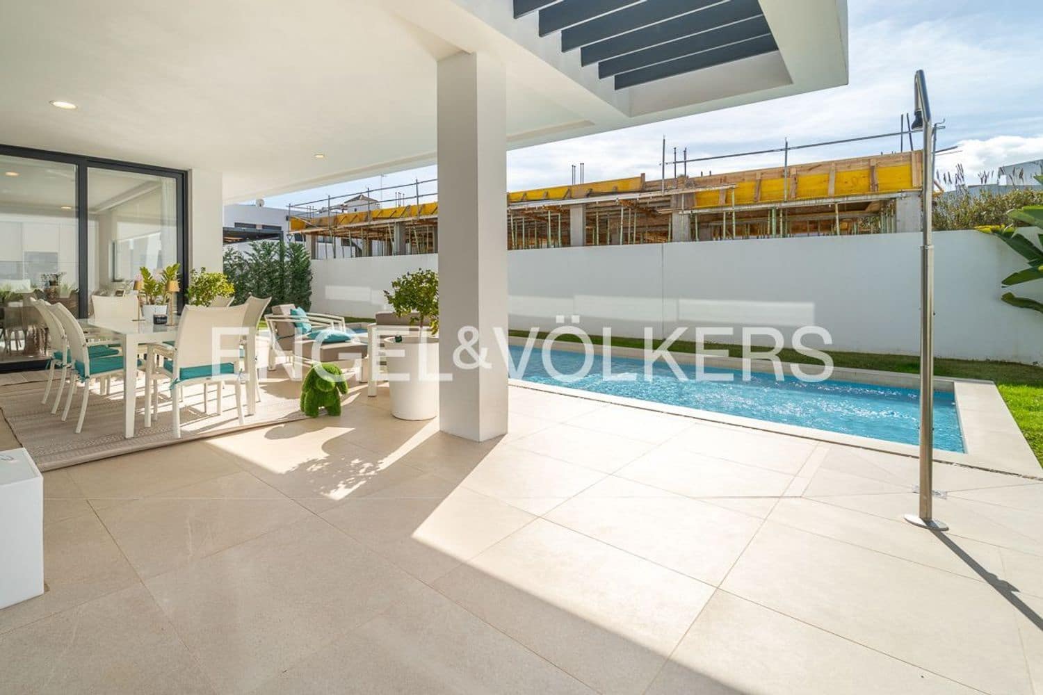 4 slaapkamer Villa te koop in New Golden Mile met zwembad garage - € 1.395.000 (Ref: 9733558)