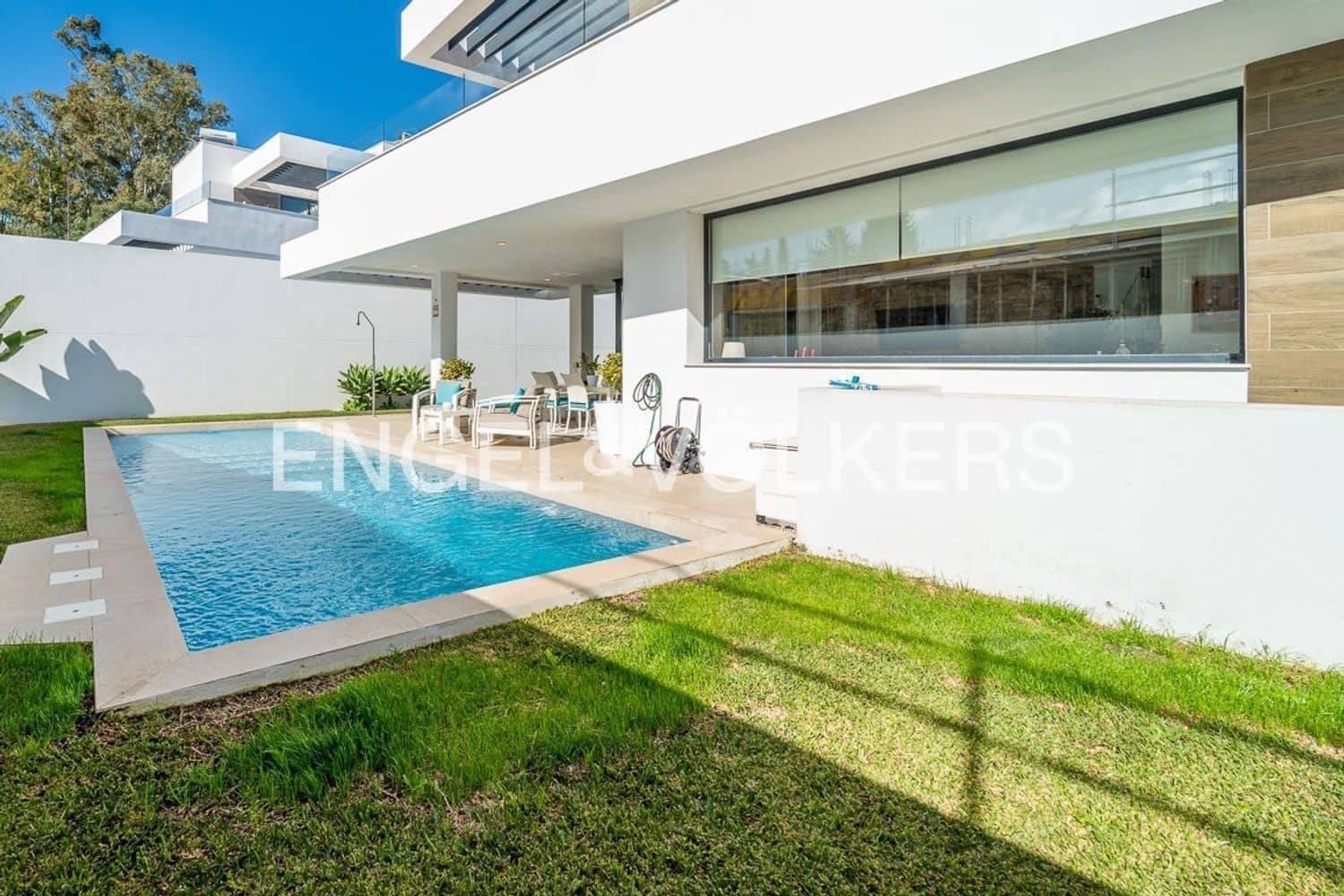 4 slaapkamer Villa te koop in New Golden Mile met zwembad garage - € 1.395.000 (Ref: 9733558)