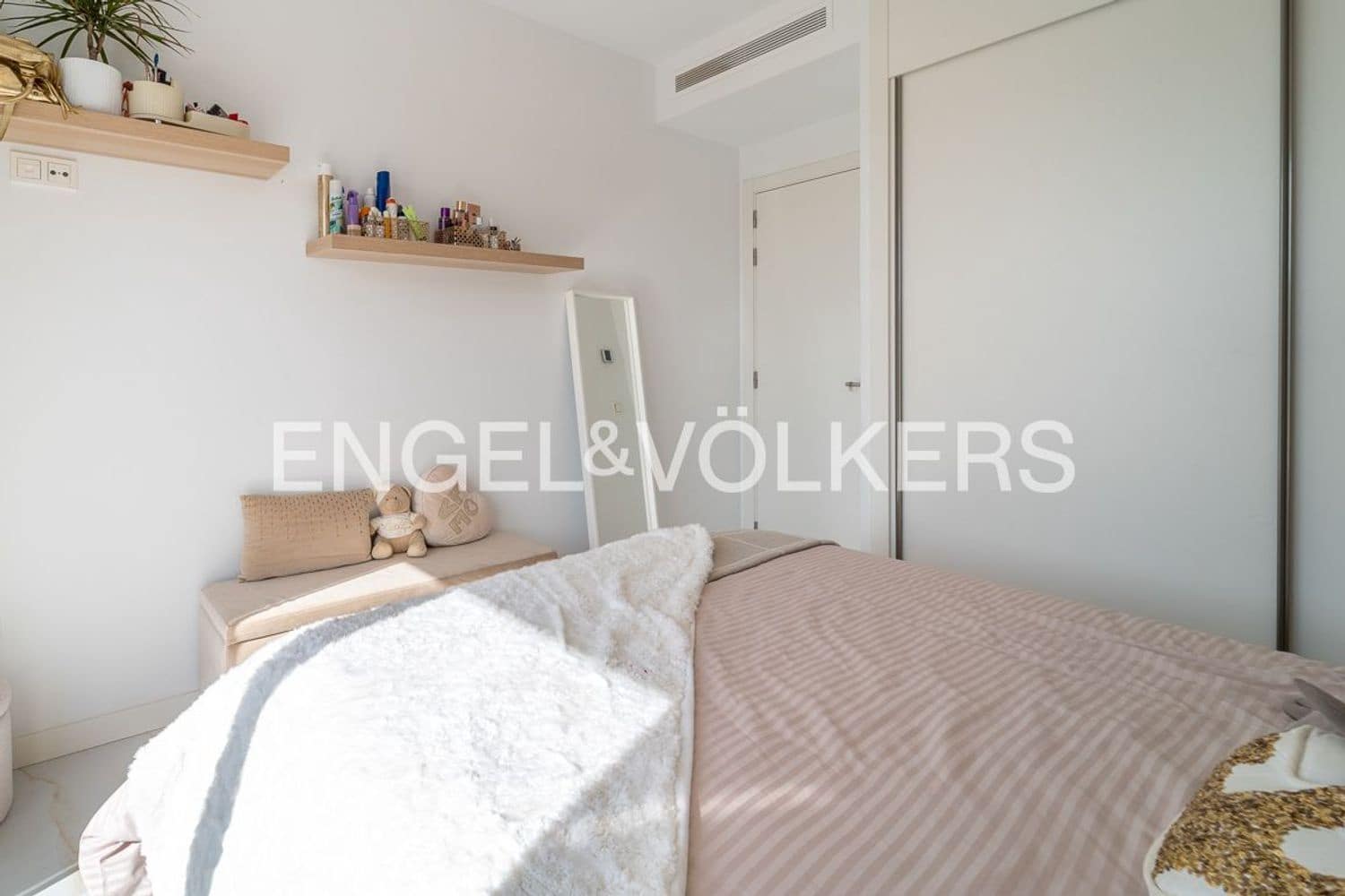 4 slaapkamer Villa te koop in New Golden Mile met zwembad garage - € 1.395.000 (Ref: 9733558)