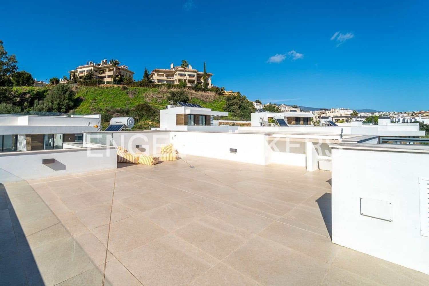 4 slaapkamer Villa te koop in New Golden Mile met zwembad garage - € 1.395.000 (Ref: 9733558)