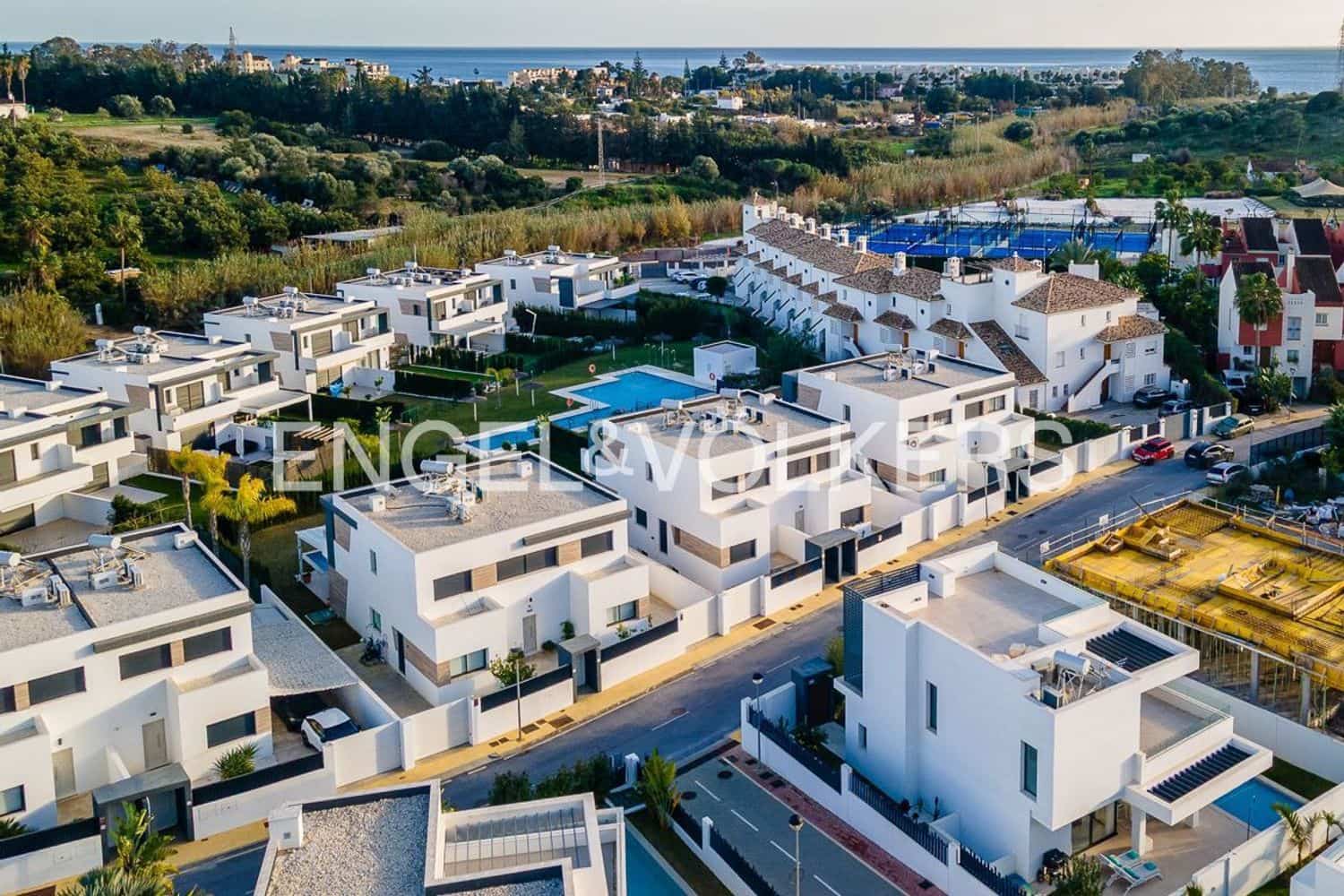 4 slaapkamer Villa te koop in New Golden Mile met zwembad garage - € 1.395.000 (Ref: 9733558)