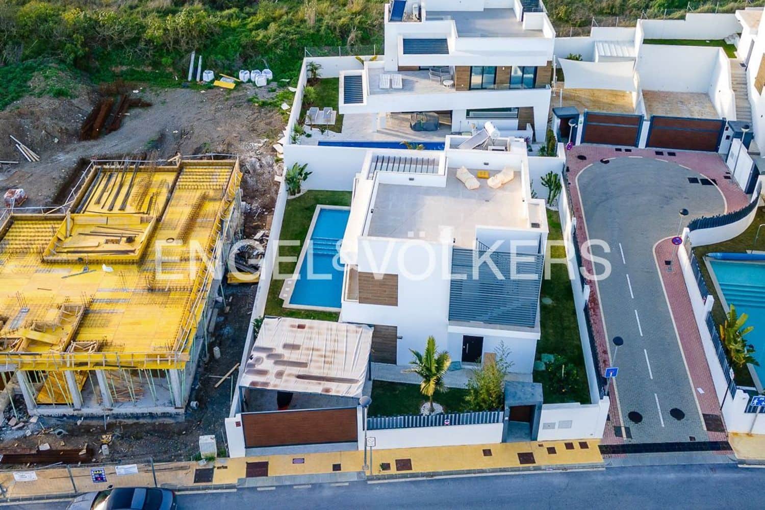 4 slaapkamer Villa te koop in New Golden Mile met zwembad garage - € 1.395.000 (Ref: 9733558)