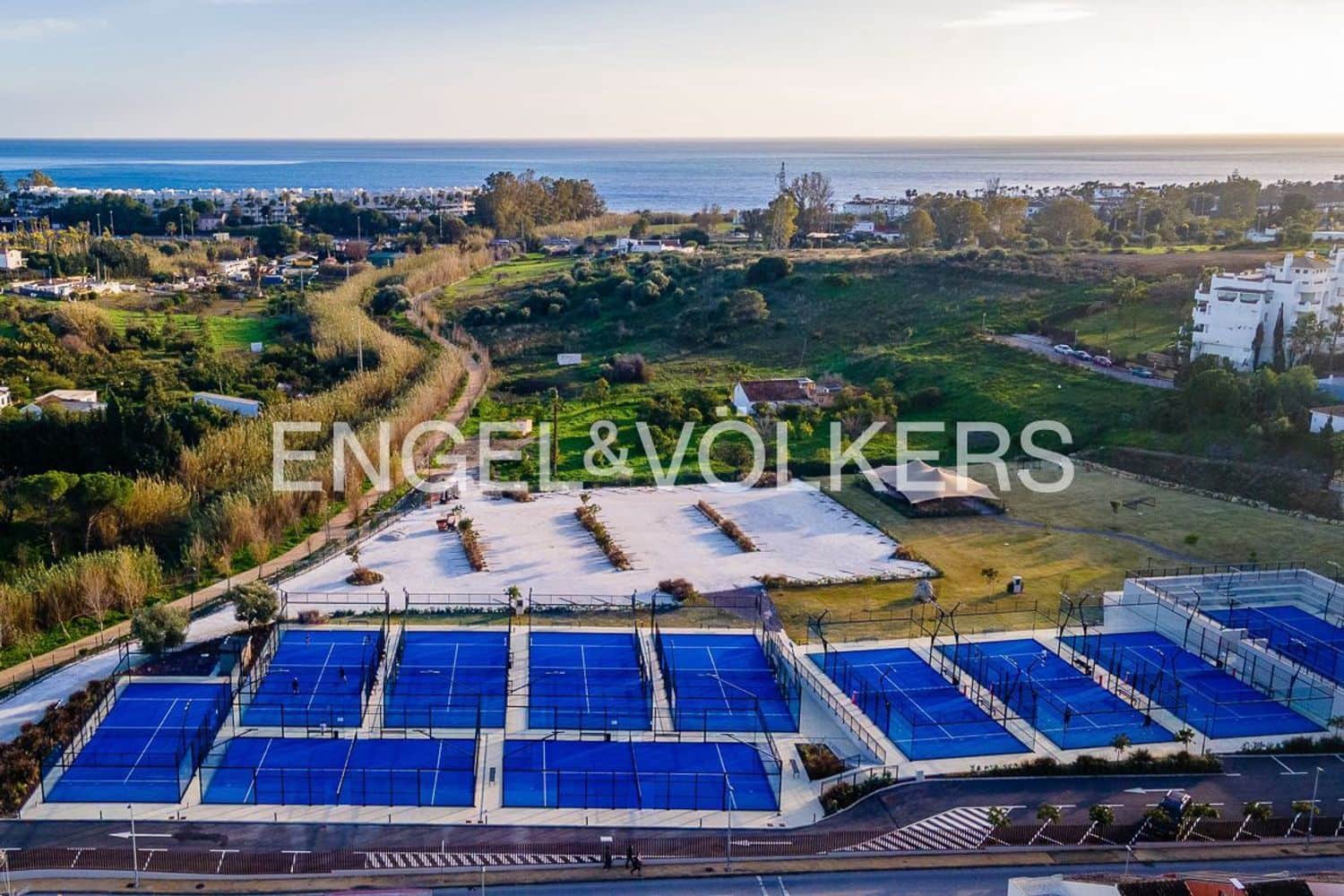 4 slaapkamer Villa te koop in New Golden Mile met zwembad garage - € 1.395.000 (Ref: 9733558)