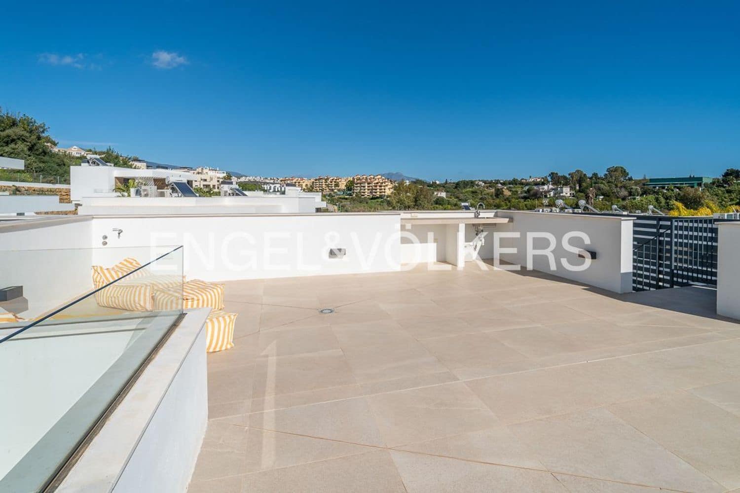 4 bedroom Villa for sale in Estepona with pool garage - € 1,275,000 (Ref: 9733558)