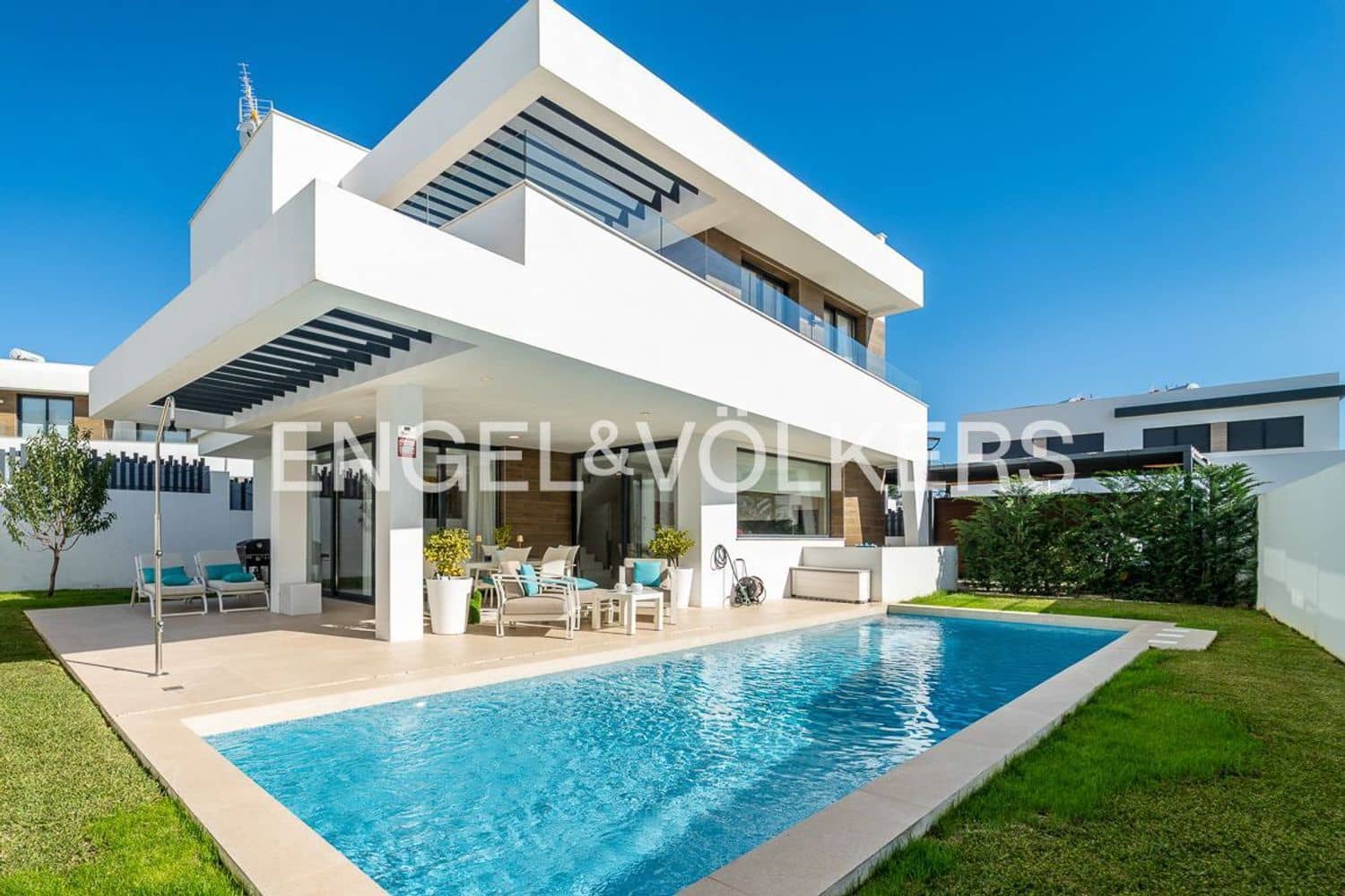 4 bedroom Villa for sale in Estepona with pool garage - € 1,275,000 (Ref: 9733558)