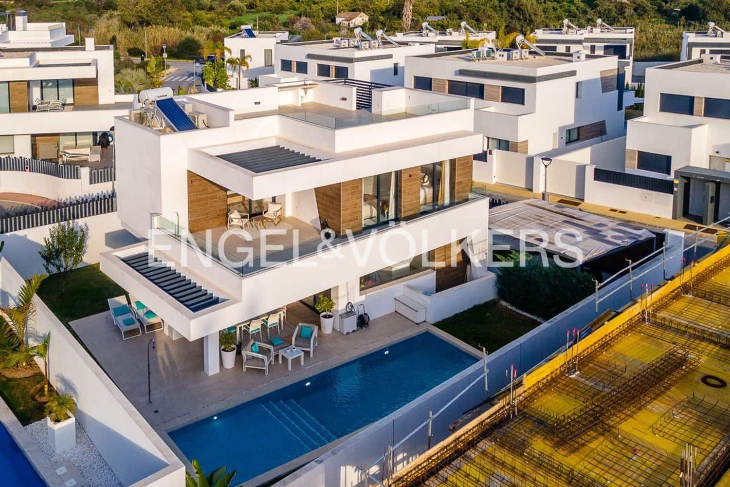 4 bedroom Villa for sale in Estepona with pool garage - € 1,275,000 (Ref: 9733558)