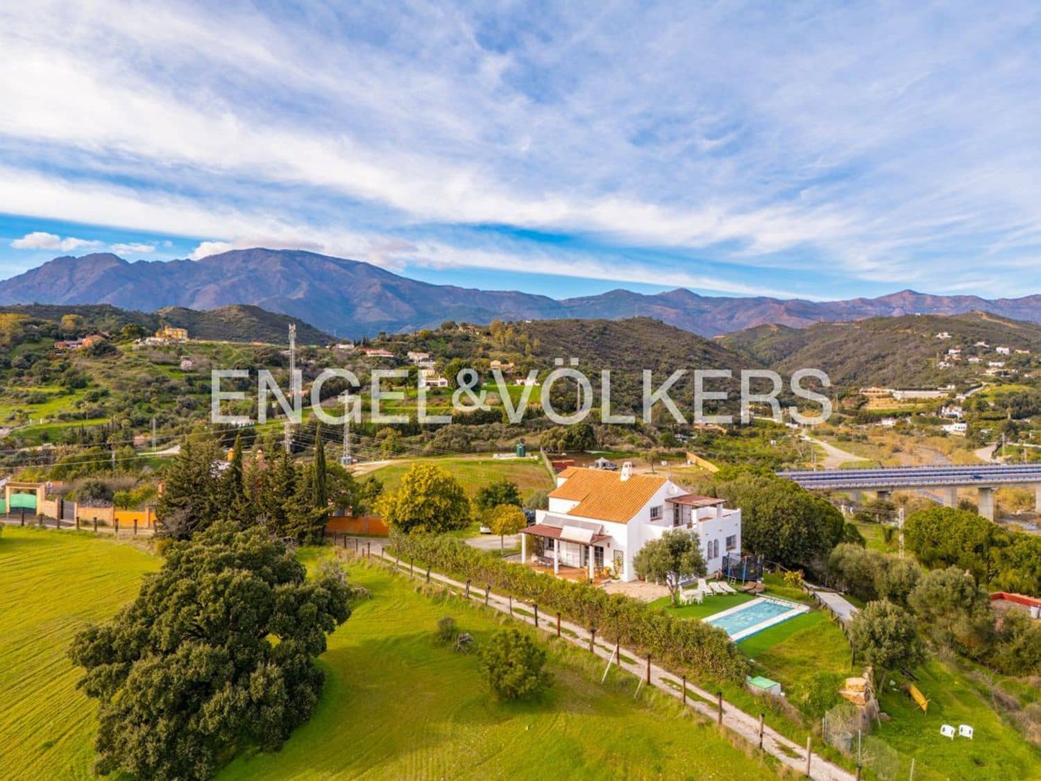 4 quarto Moradia para venda em Estepona com piscina garagem - 1 300 000 € (Ref: 9733559)