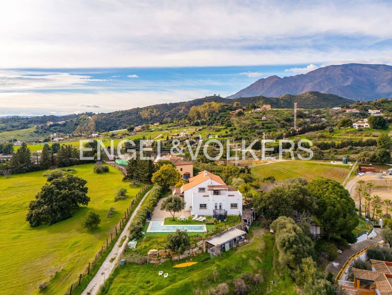 4 quarto Moradia para venda em Estepona com piscina garagem - 1 300 000 € (Ref: 9733559)