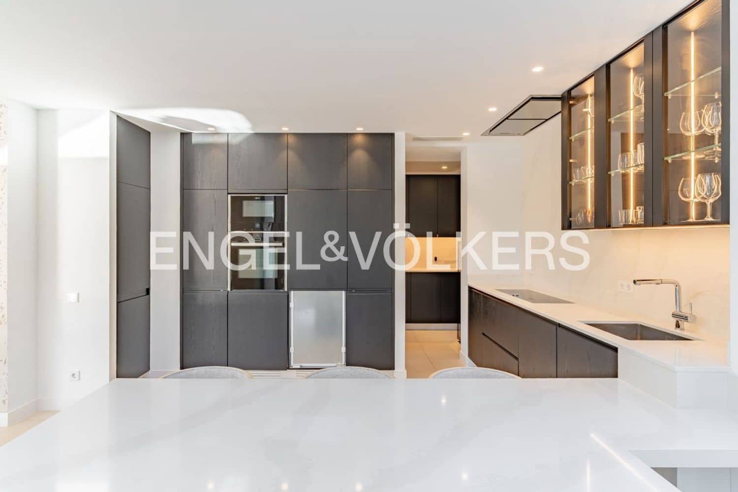 5 bedroom Villa for sale in El Paraiso with pool garage - € 2,495,000 (Ref: 9733560)