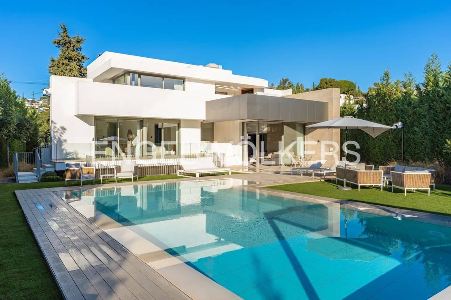 5 bedroom Villa for sale in El Paraiso with pool garage - € 2,495,000 (Ref: 9733560)
