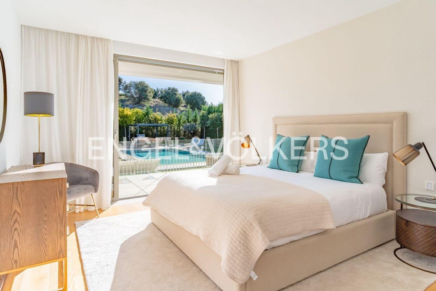 5 bedroom Villa for sale in El Paraiso with pool garage - € 2,495,000 (Ref: 9733560)