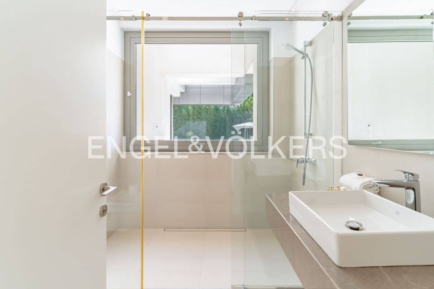 5 bedroom Villa for sale in El Paraiso with pool garage - € 2,495,000 (Ref: 9733560)