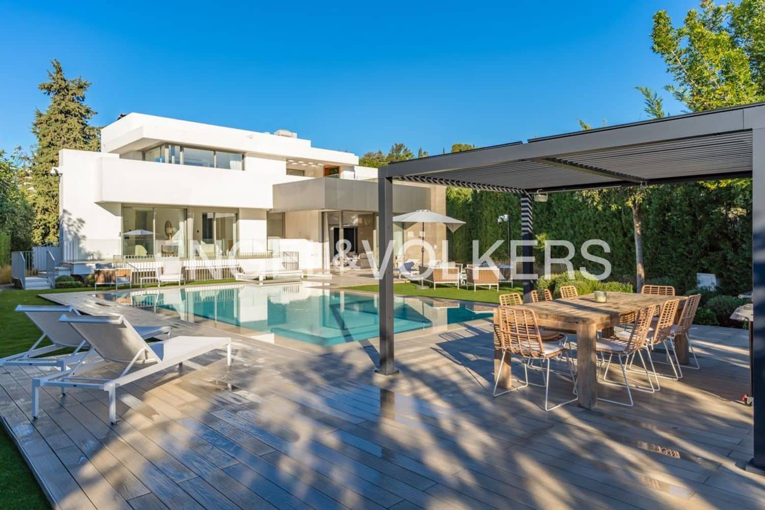 5 bedroom Villa for sale in El Paraiso with pool garage - € 2,495,000 (Ref: 9733560)