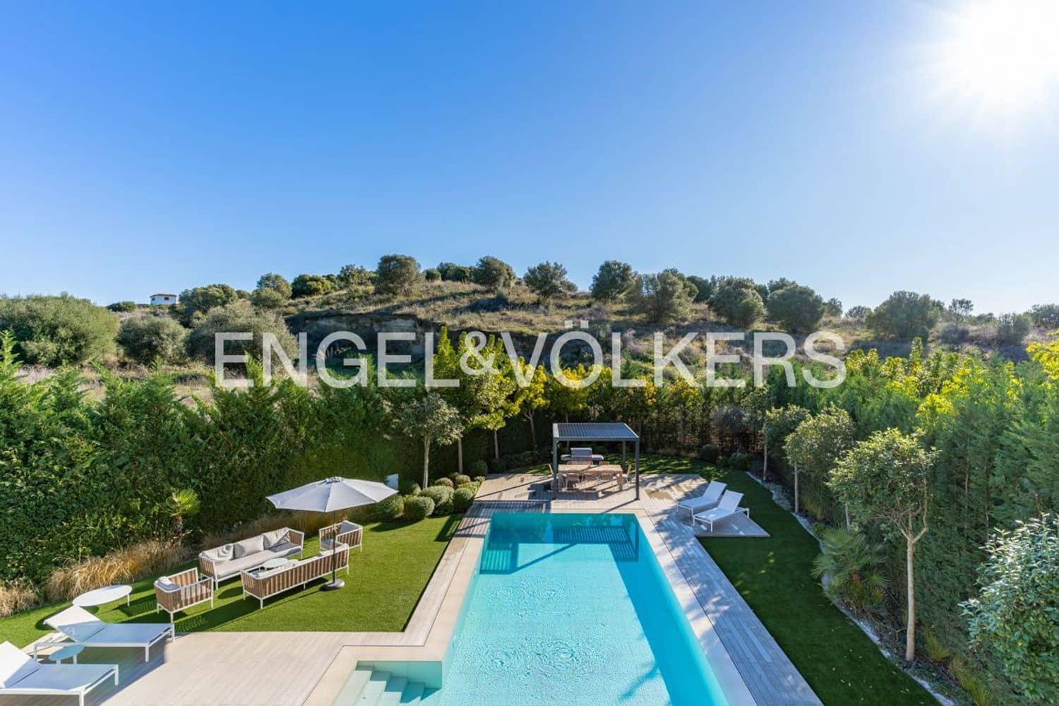 5 bedroom Villa for sale in El Paraiso with pool garage - € 2,495,000 (Ref: 9733560)