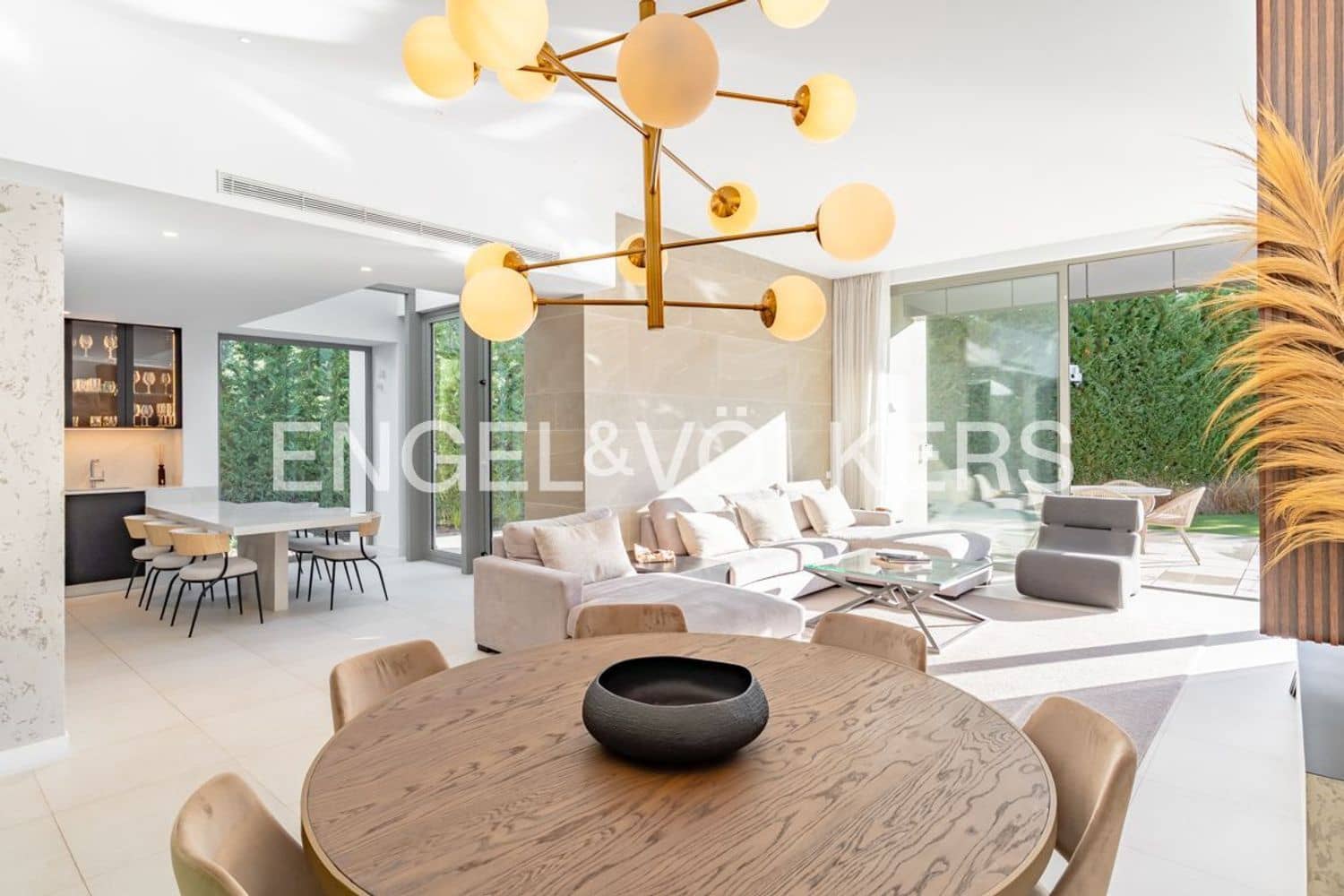 5 bedroom Villa for sale in El Paraiso with pool garage - € 2,495,000 (Ref: 9733560)