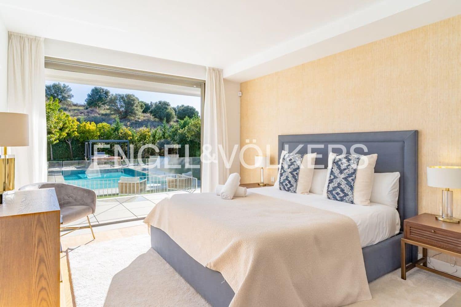 5 bedroom Villa for sale in El Paraiso with pool garage - € 2,495,000 (Ref: 9733560)