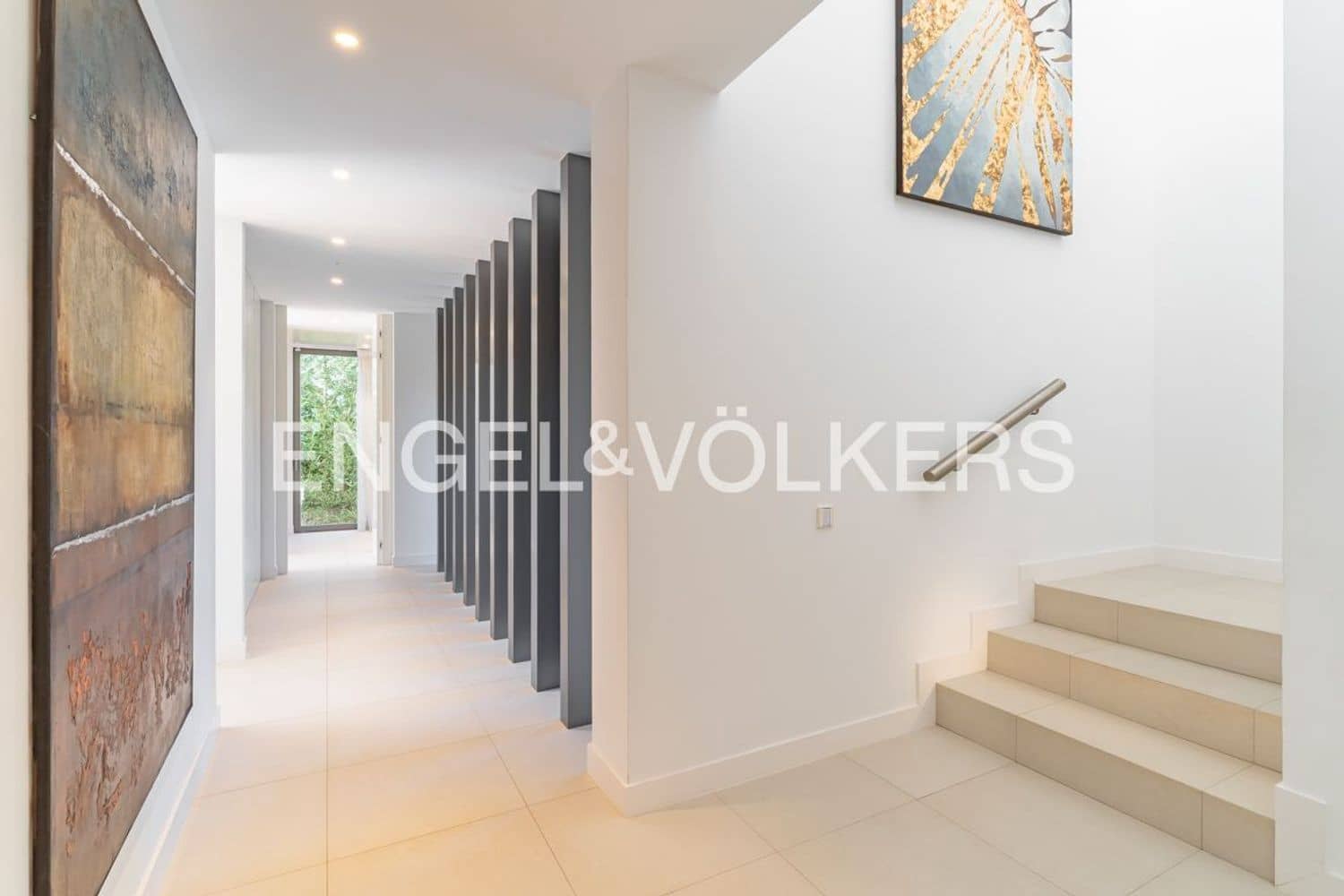 5 bedroom Villa for sale in El Paraiso with pool garage - € 2,495,000 (Ref: 9733560)