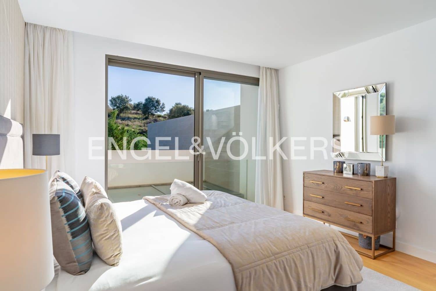 5 bedroom Villa for sale in El Paraiso with pool garage - € 2,495,000 (Ref: 9733560)