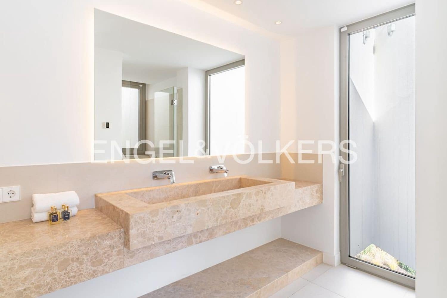 5 bedroom Villa for sale in El Paraiso with pool garage - € 2,495,000 (Ref: 9733560)