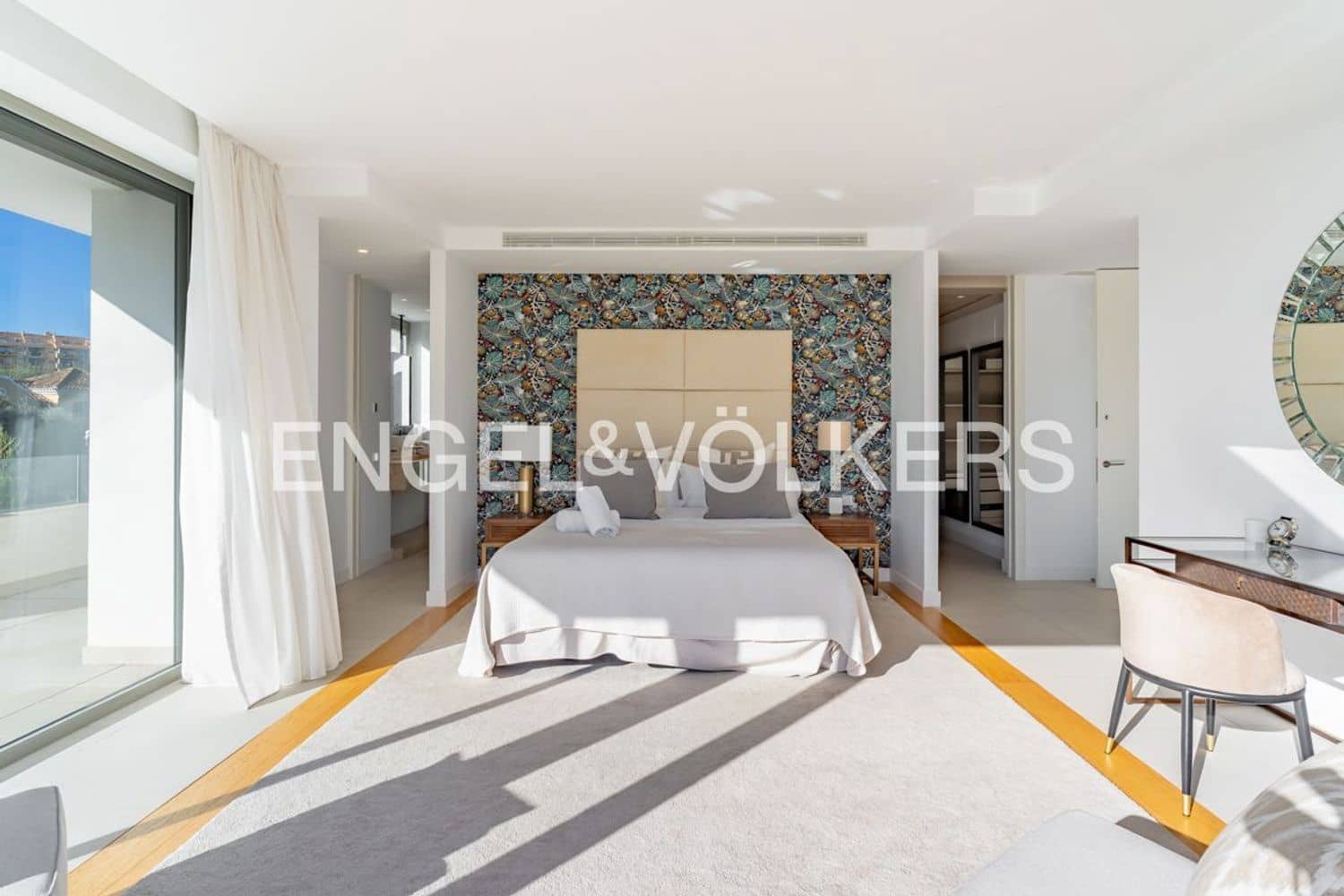 5 bedroom Villa for sale in El Paraiso with pool garage - € 2,495,000 (Ref: 9733560)