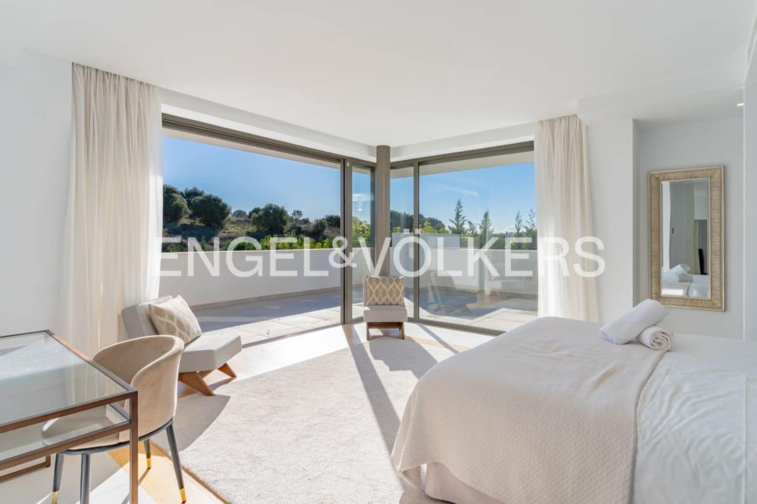 5 bedroom Villa for sale in El Paraiso with pool garage - € 2,495,000 (Ref: 9733560)