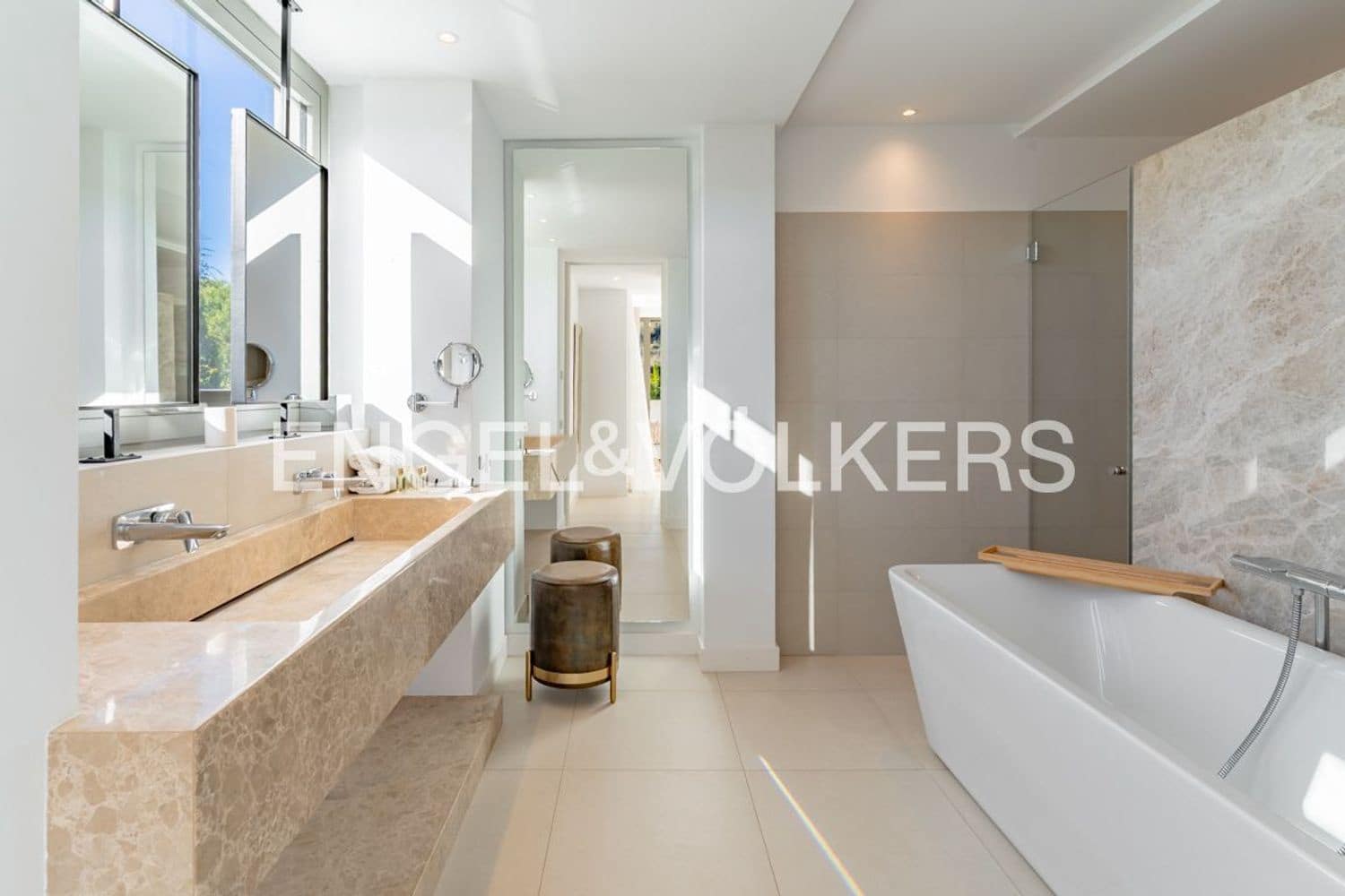 5 bedroom Villa for sale in El Paraiso with pool garage - € 2,495,000 (Ref: 9733560)