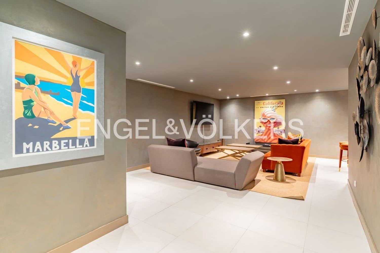 5 bedroom Villa for sale in El Paraiso with pool garage - € 2,495,000 (Ref: 9733560)