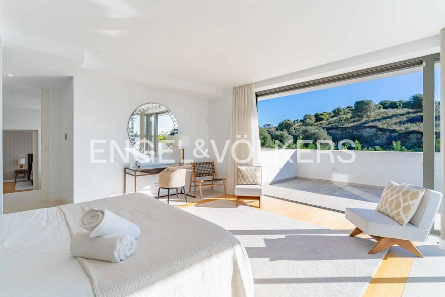 5 bedroom Villa for sale in El Paraiso with pool garage - € 2,495,000 (Ref: 9733560)