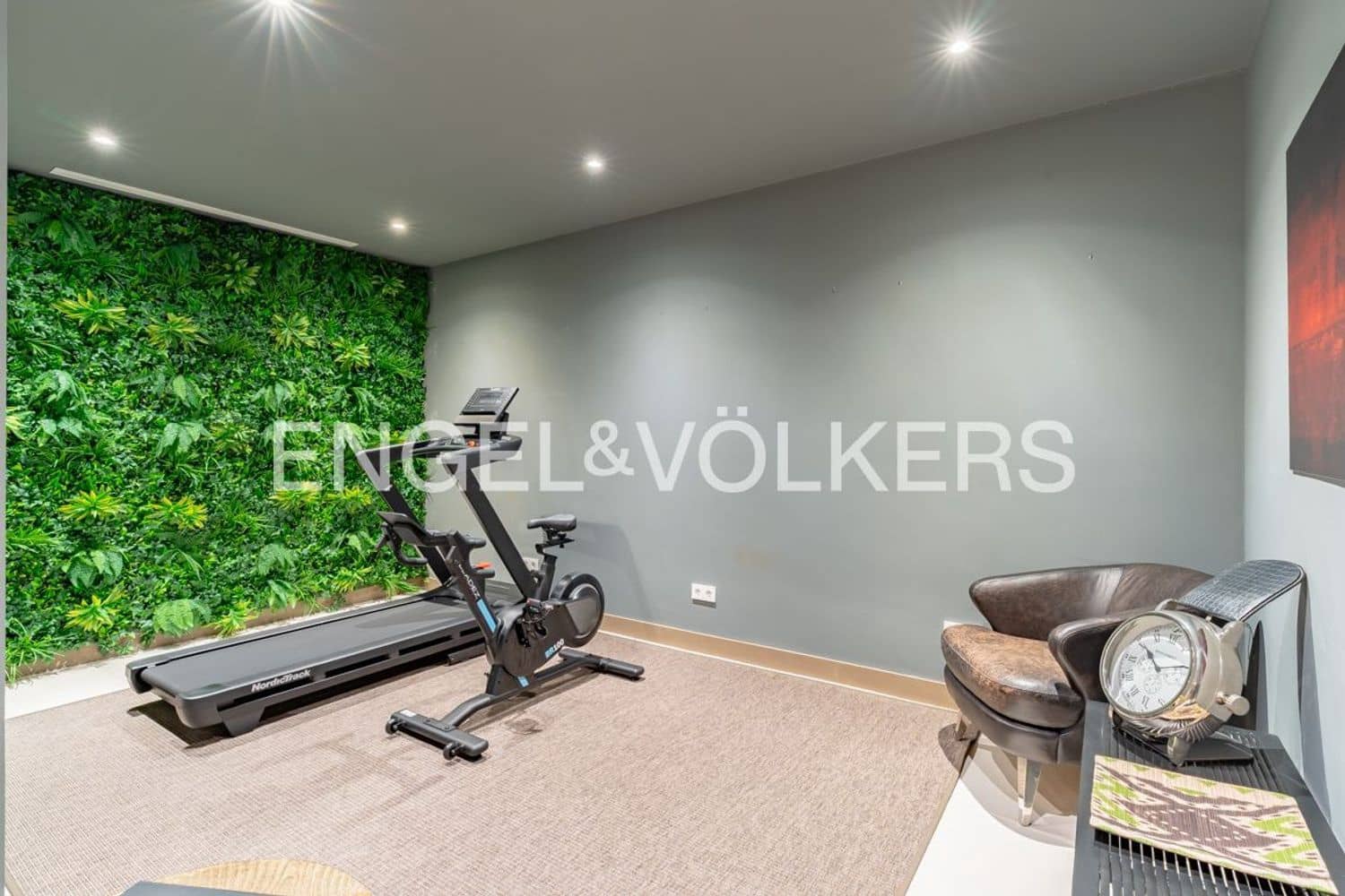 5 bedroom Villa for sale in El Paraiso with pool garage - € 2,495,000 (Ref: 9733560)