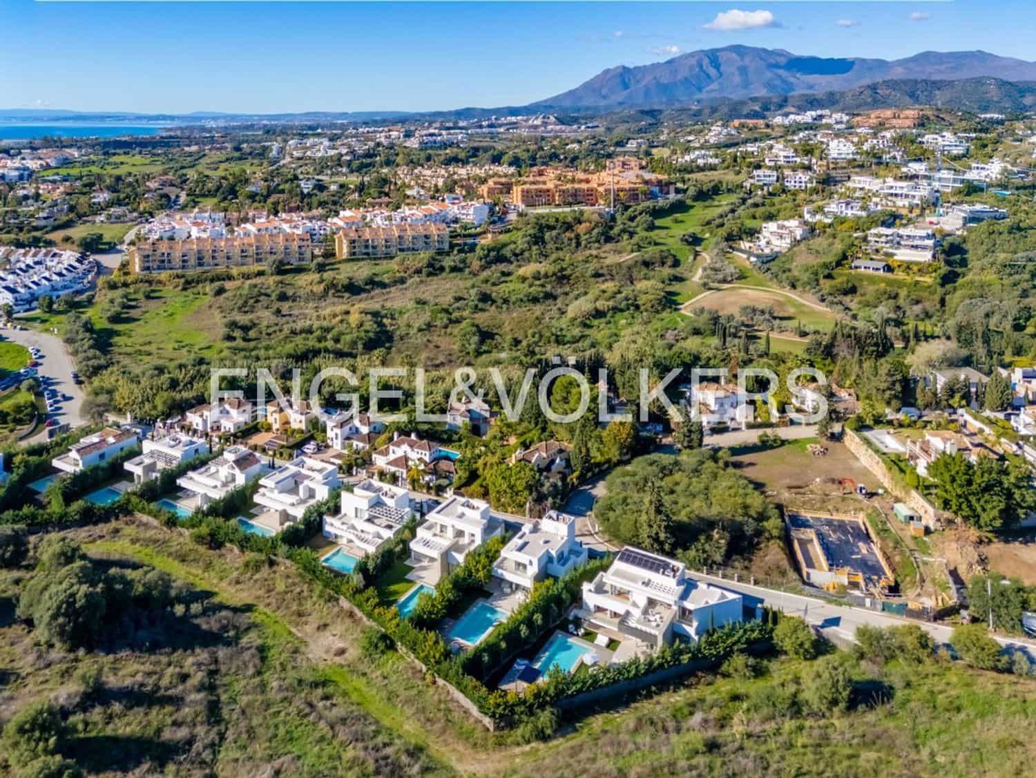 5 bedroom Villa for sale in El Paraiso with pool garage - € 2,495,000 (Ref: 9733560)