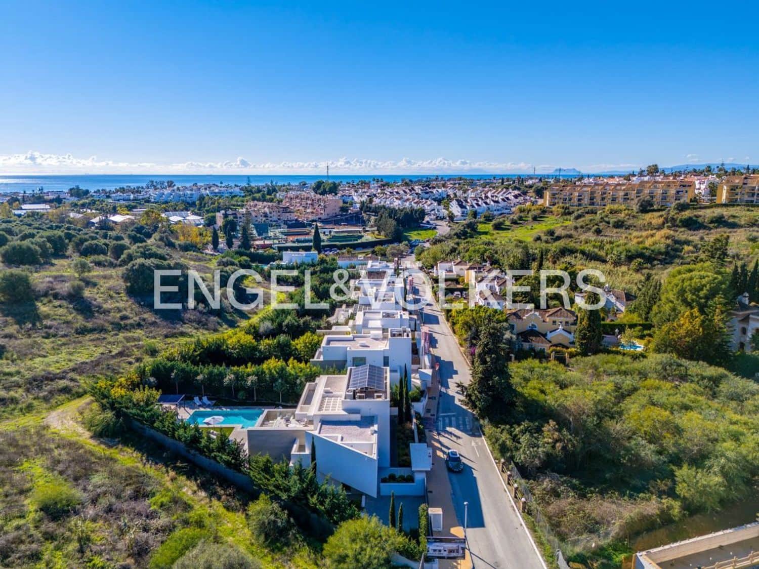 5 bedroom Villa for sale in El Paraiso with pool garage - € 2,495,000 (Ref: 9733560)