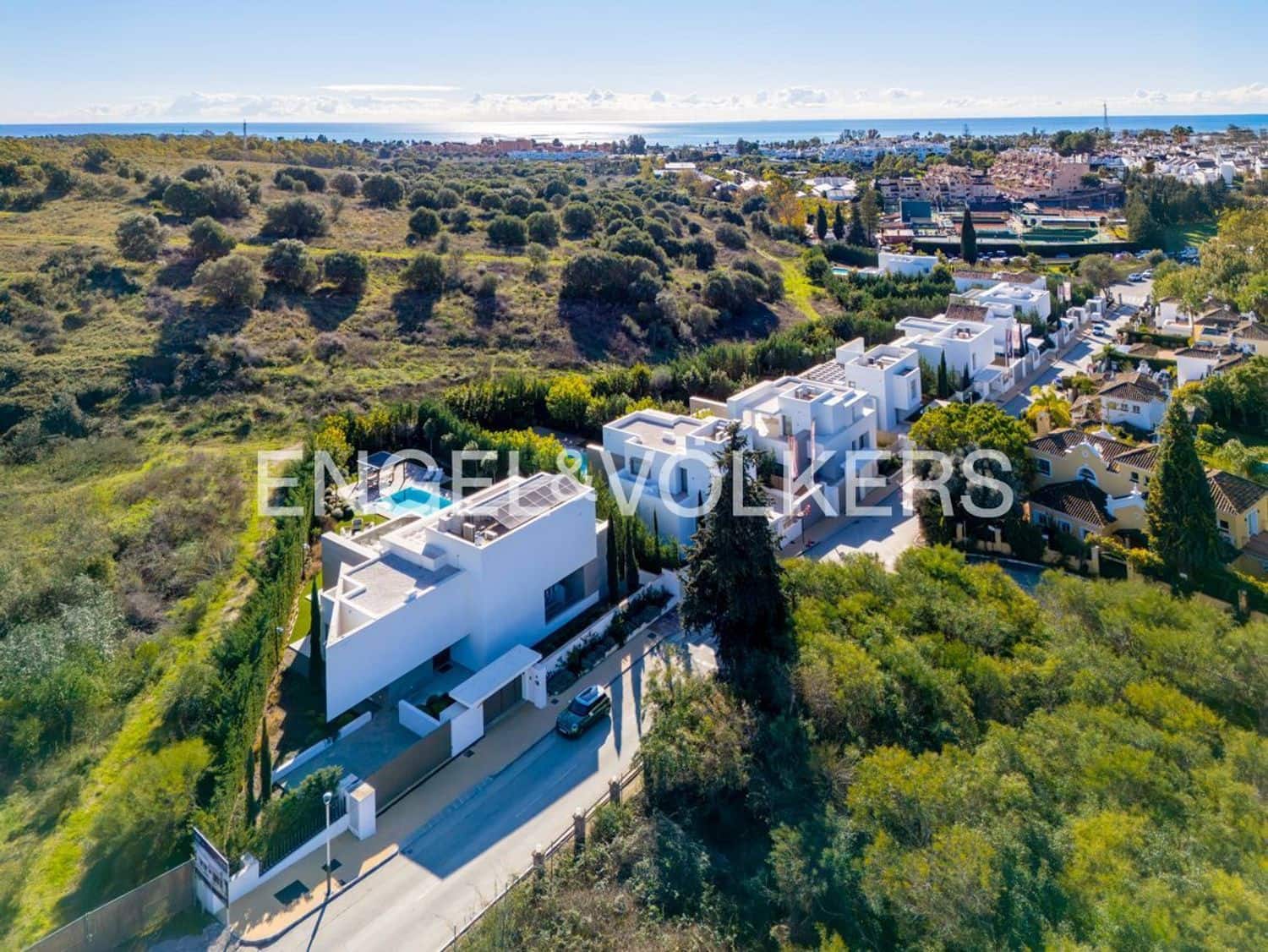5 bedroom Villa for sale in El Paraiso with pool garage - € 2,495,000 (Ref: 9733560)