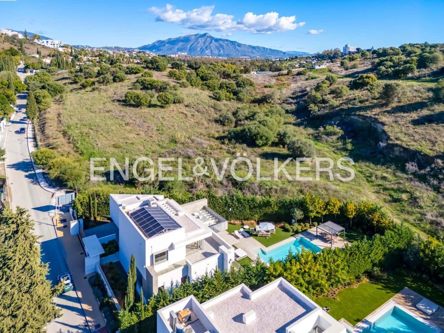 5 bedroom Villa for sale in El Paraiso with pool garage - € 2,495,000 (Ref: 9733560)