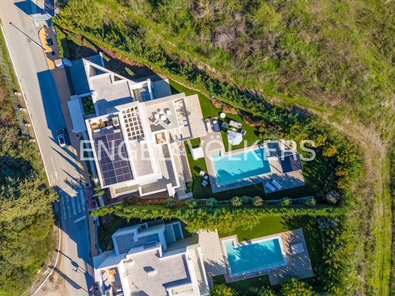 5 bedroom Villa for sale in El Paraiso with pool garage - € 2,495,000 (Ref: 9733560)