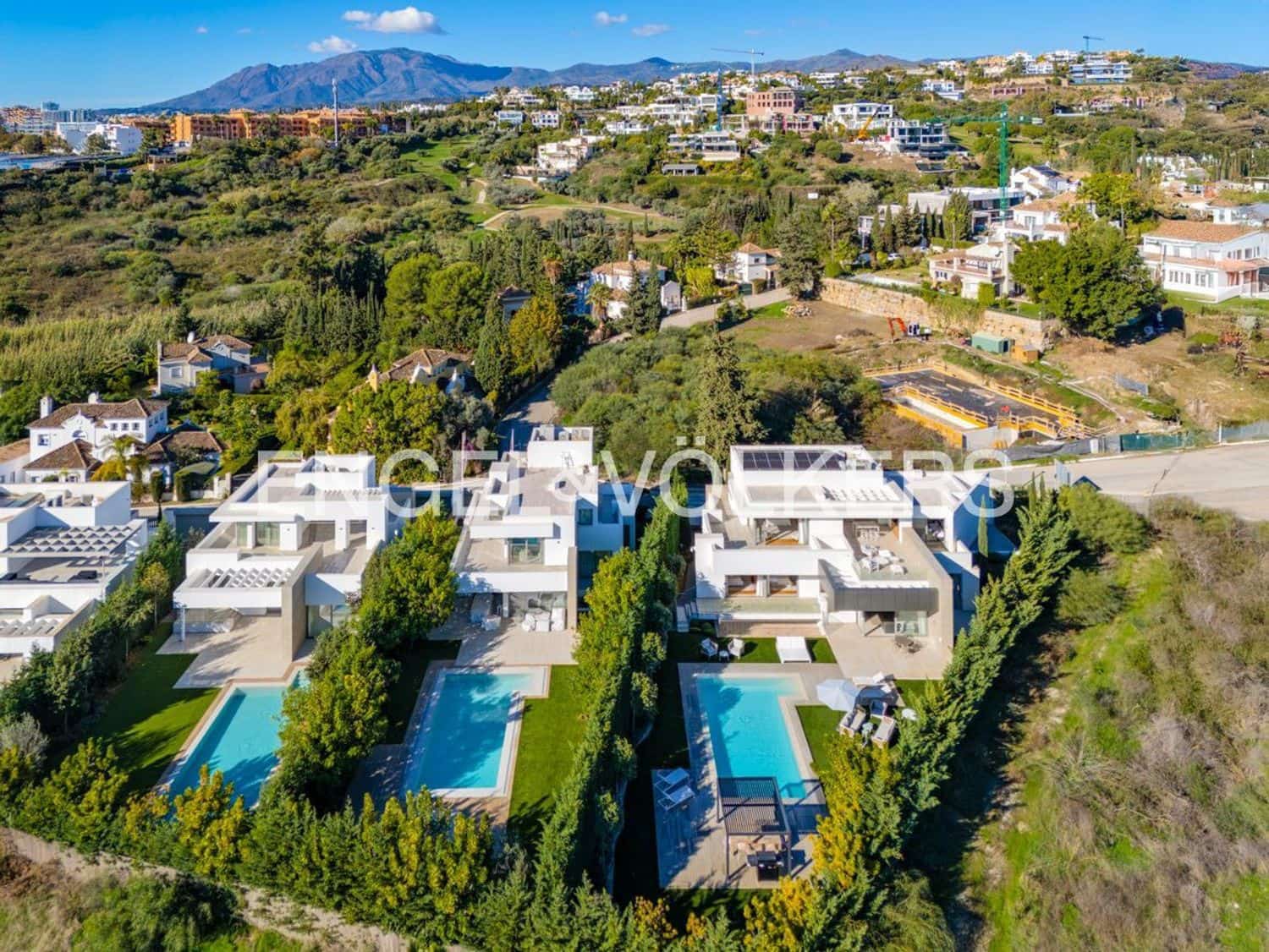 5 bedroom Villa for sale in El Paraiso with pool garage - € 2,495,000 (Ref: 9733560)