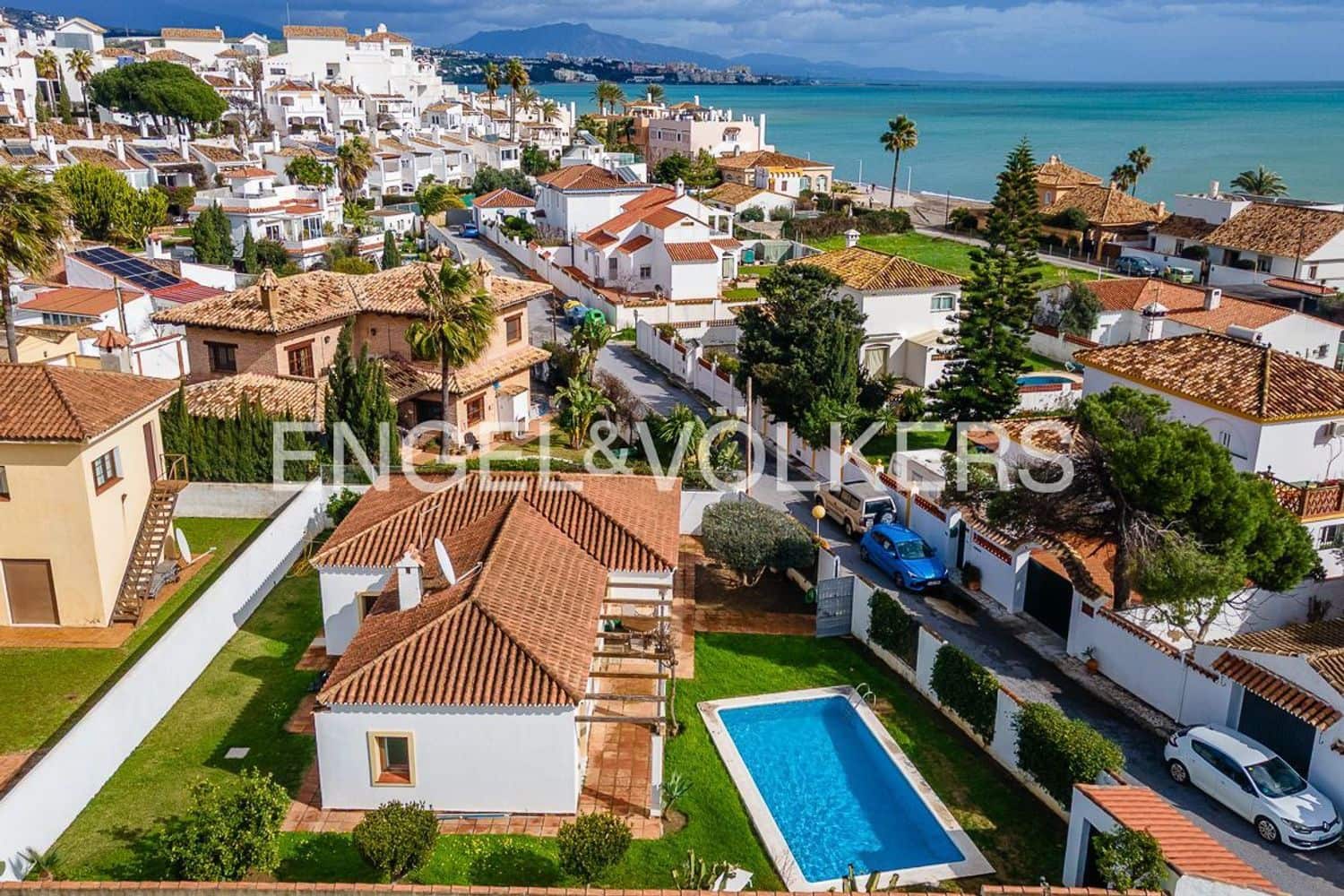3 bedroom Villa for sale in Bahia Dorada with pool garage - € 1,500,000 (Ref: 9733561)