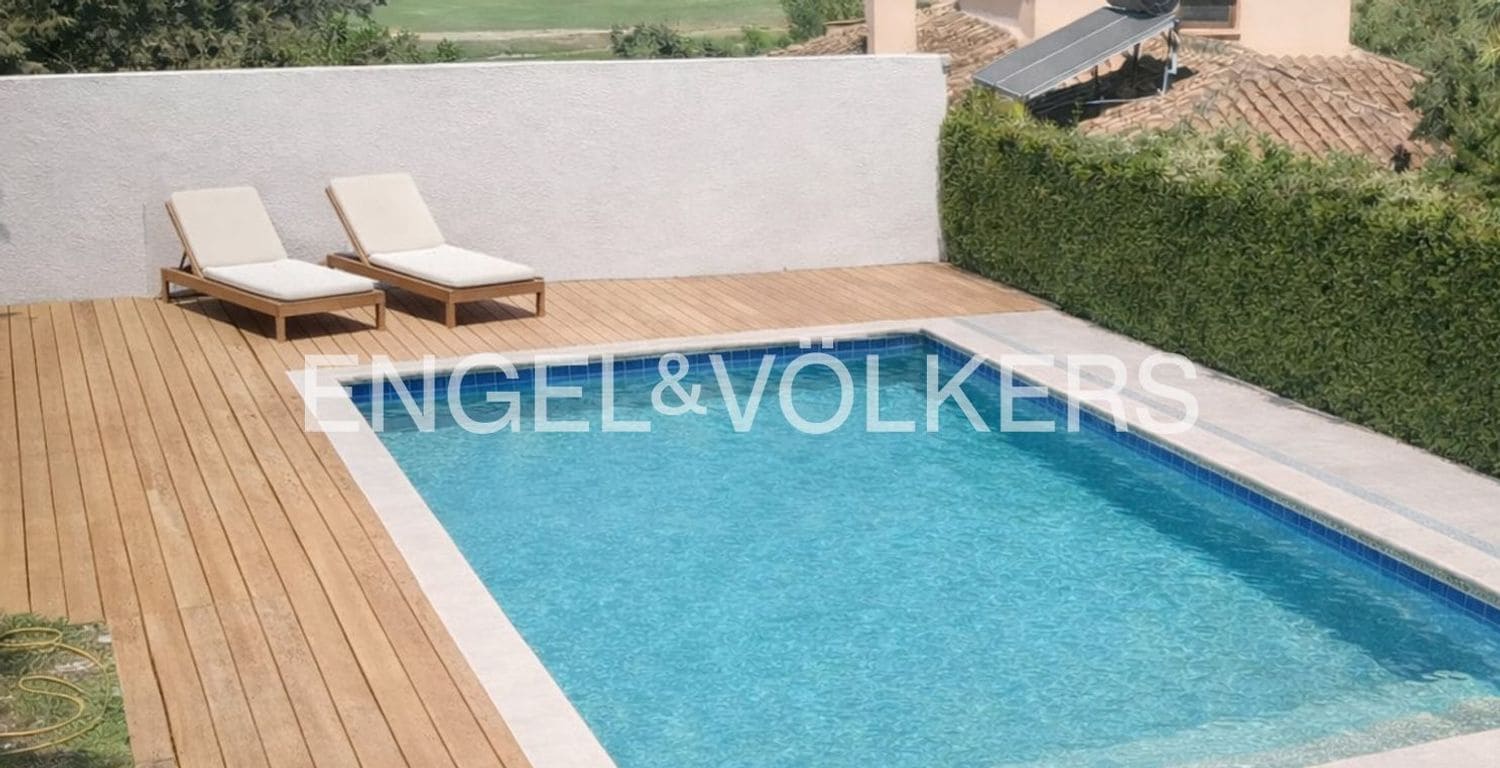 3 bedroom Villa for sale in Estepona with pool garage - € 799,000 (Ref: 9733563)